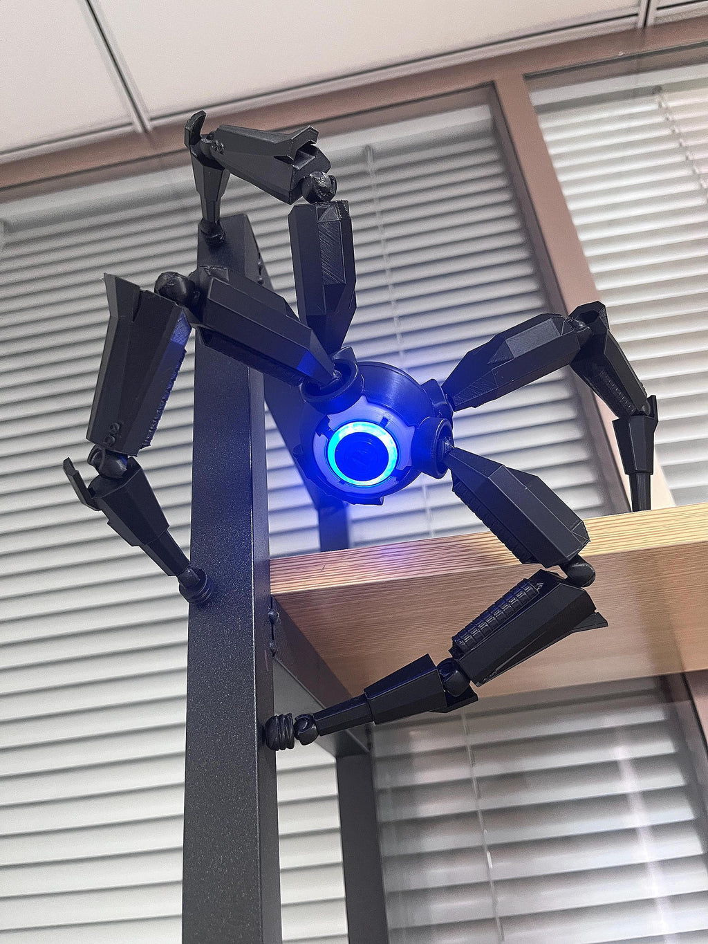 Arc Raiders Leaper Figure, Magnetic Floating Collectible, RGB Robot Statue, Gamer Desk Decor, Gaming Gift, Sci-Fi Fan Art Collectible