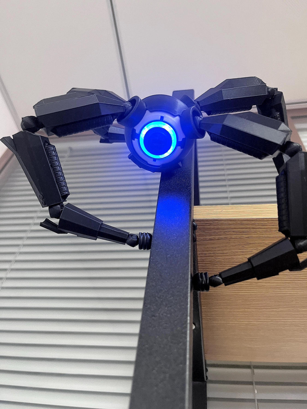 Arc Raiders Leaper Figure, Magnetic Floating Collectible, RGB Robot Statue, Gamer Desk Decor, Gaming Gift, Sci-Fi Fan Art Collectible
